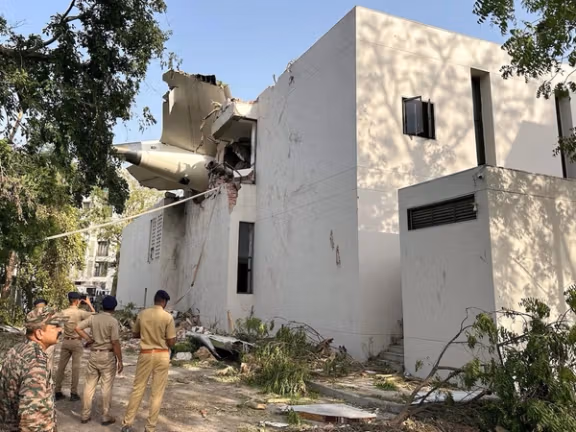 د هندي الوتکې له مسافرو تراوسه یوازې یو تن ژوندی موندل شوی