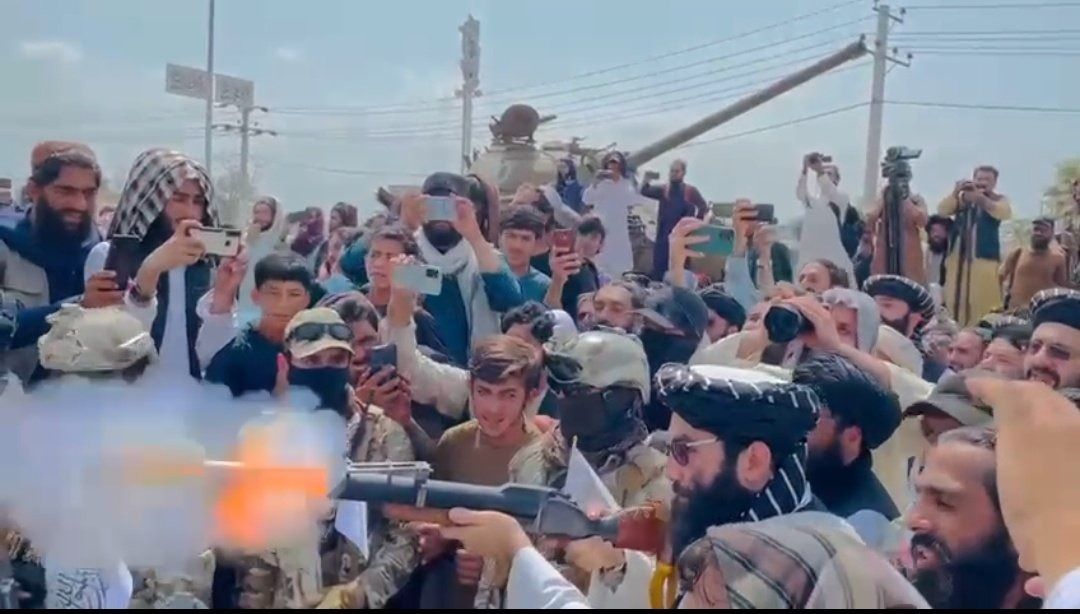 دومین سالگرد خروج آخرین سرباز امریکا از افغانستان؛ انس حقانی به یک تانک امریکایی شلیک کرد