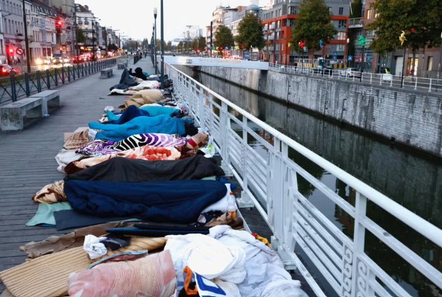 محكمة بلجيكية تُلزم الحكومة بإيواء عائلة لاجئة أفغانية