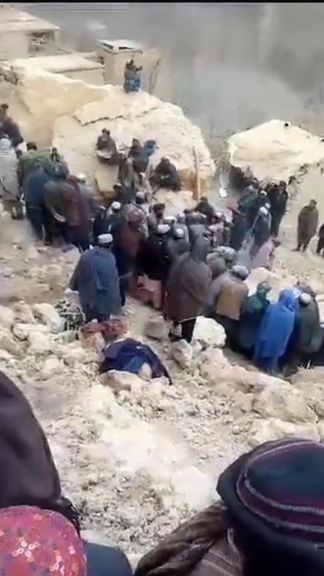 په روزګان کې د غر ښويېدنې په پېښه کې د يوې کورنۍ ۶ تنه مړه شوي