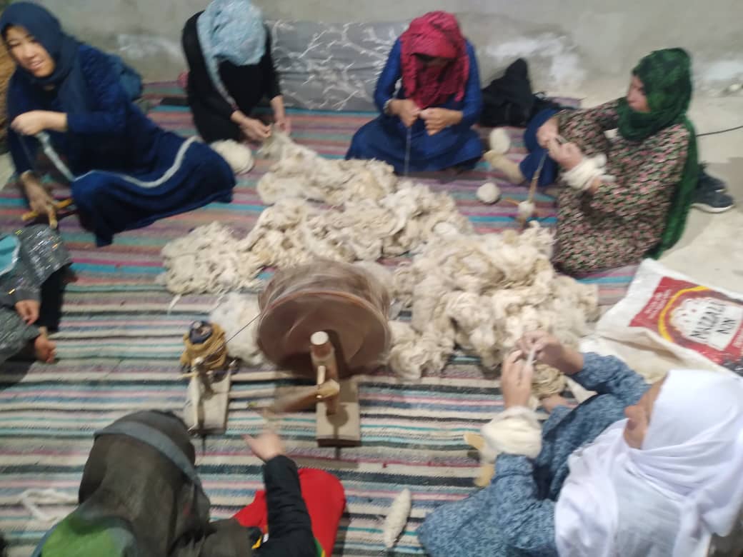 یو شمېر ښځې په یوه کارخونه کې وړۍ ورېښي