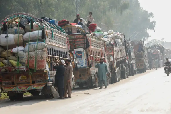 Human Rights Watch Criticises Pakistan’s Deportation Policy & Abuse of Afghan Refugees