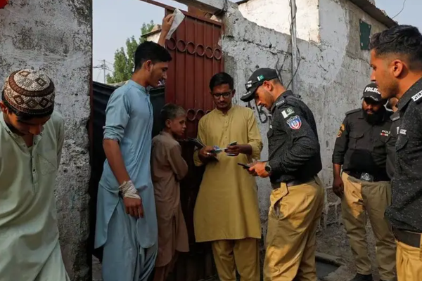 130 Afghans Waiting for Resettlement in US Deported by Pakistan