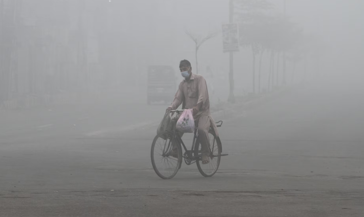 پژوهش: از هر ۱۰ نفر در پاکستان، ۷ نفر با مشکلات صحی ناشی از دود و غبار مواجه‌اند
