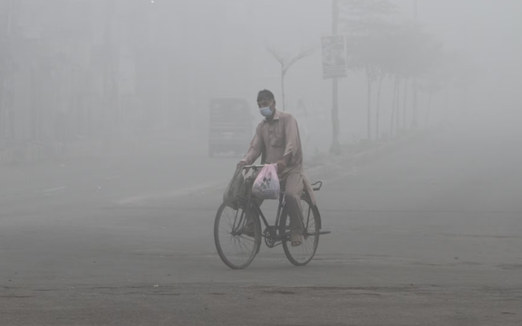 پژوهش: از هر ۱۰ نفر در پاکستان، ۷ نفر با مشکلات صحی ناشی از دود و غبار مواجهاند