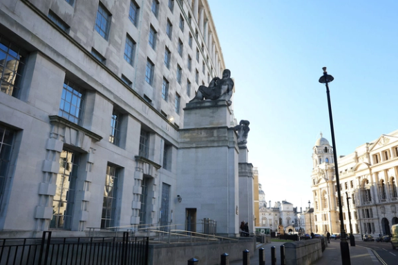 ډیلي مېل: افغانان د بې نښې الوتکې په وسیله بریټانیا ته لېږدول کېږي