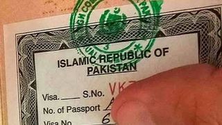 د افغانانو شکایتونه: د کابل په تور بازار کې د پاکستان ویزې په یونیم زر ډالرو پلورل کیږي