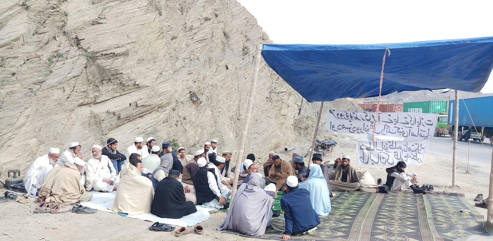 ده‌ها کارگر محلی پاکستانی در اعتراض به برخورد خشن نیروهای مرزی پاکستان و طالبان تحصن کردند