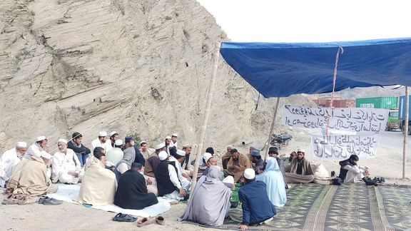 دهها کارگر محلی پاکستانی در اعتراض به برخورد خشن نیروهای مرزی پاکستان و طالبان تحصن کردند