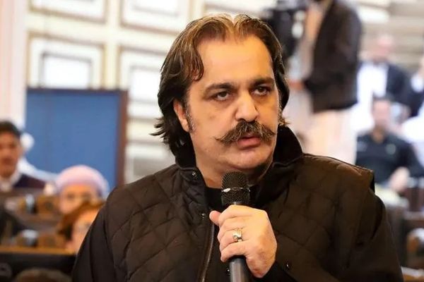 دادگاهی در اسلامآباد حکم بازداشت وزیر اعلای خیبر پختونخوا را صادر کرد