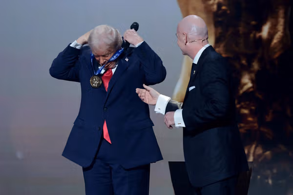 اهدای نخستین جایزه صلح فیفا به دونالد ترامپ در مراسم قرعهکشی جام جهانی ۲۰۲۶