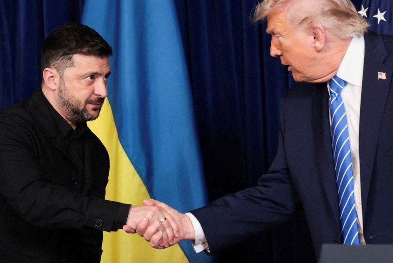زېلېنسکي له روسیې سره د جګړې د پای ته رسولو د هڅو په تړاو له ټرمپ سره ګوري