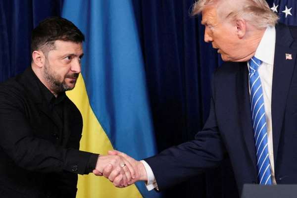 زېلېنسکي له روسیې سره د جګړې د پای ته رسولو د هڅو په تړاو له ټرمپ سره ګوري