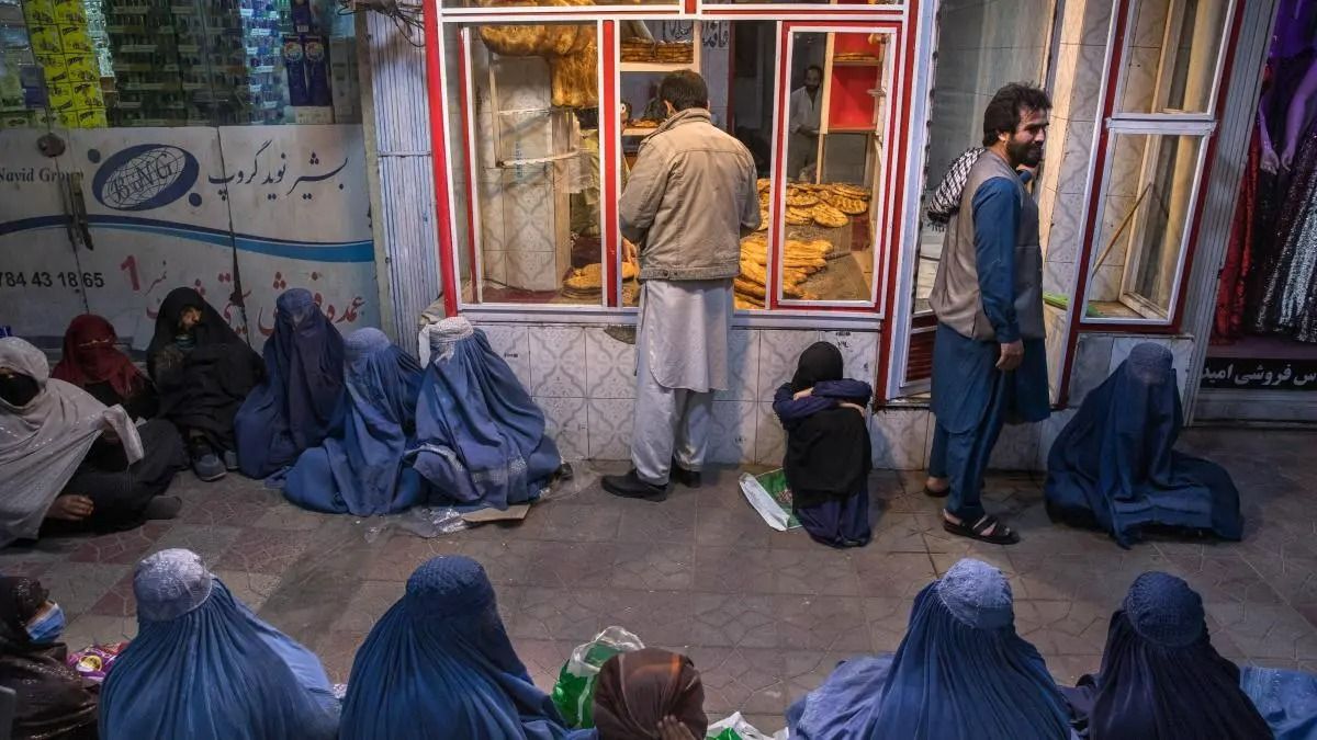 کمیته بین‌المللی نجات: بحران اقتصادی بقای نزدیک به ۲۰ میلیون افغان را تهدید می‌کند