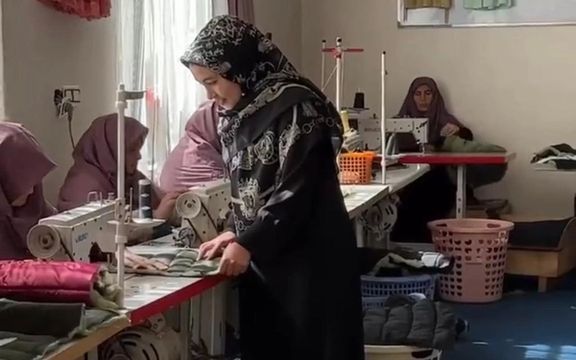 یک زن کارآفرین در هرات با راهاندازی کارگاه خیاطی برای ۲۵ زن فرصت کار ایجاد کرده است