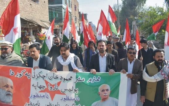 پښتونخوا ملي عوامي ګوند پېښور کې هم ټاکنو کې د درغلۍ په اعتراض کې مظاهره وکړه