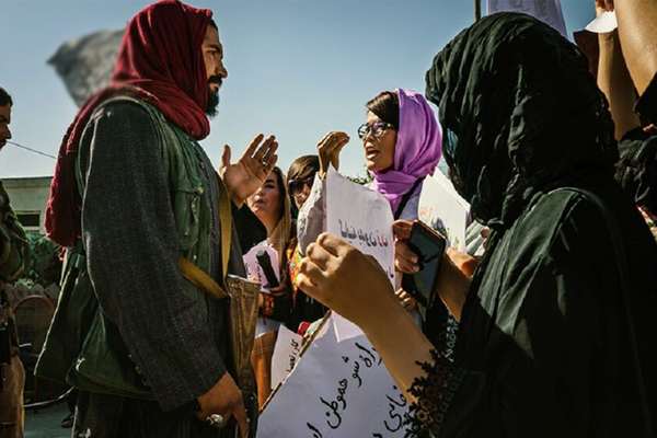د بشري حقونو څار بنسټ: طالبانو له ۲۰۲۵ کال راهیسې پر ښځو، نجونو او رسنیو فشارونه زیات کړي