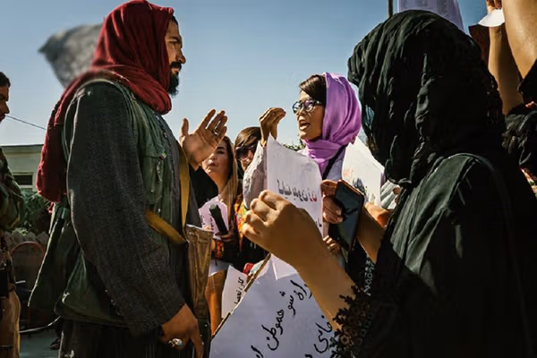 د بشري حقونو څار بنسټ: طالبانو له ۲۰۲۵ کال راهیسې پر ښځو، نجونو او رسنیو فشارونه زیات کړي