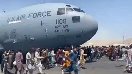 ذكريات مؤلمة لعائلات فقدت أبناءها بعد سقوطهم من طائرة أميركية