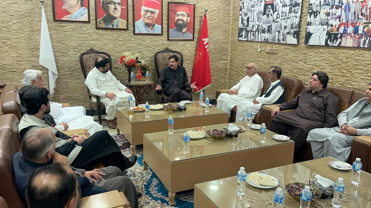 د پښتونخوا والي د وروستي وضعیت په اړه له ایمل ولي خان او افتاب احمد خان شېرپاو سره لیدلي