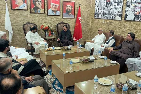 د پښتونخوا والي د وروستي وضعیت په اړه له ایمل ولي خان او افتاب احمد خان شېرپاو سره لیدلي