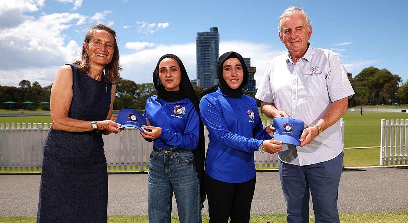 د کرېکټ افغان ښځينه جلا وطنه لوبډله د بې سرحده کرېکټ لوبډلې سره سیالي کوي