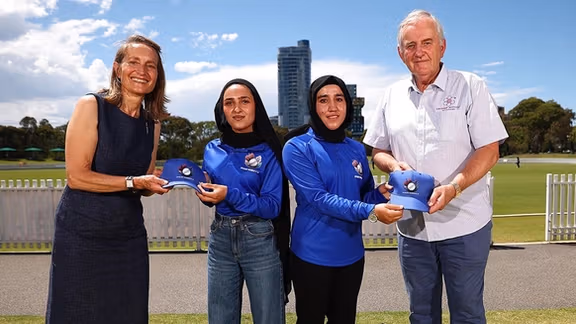 د کرېکټ افغان ښځينه جلا وطنه لوبډله د بې سرحده کرېکټ لوبډلې سره سیالي کوي