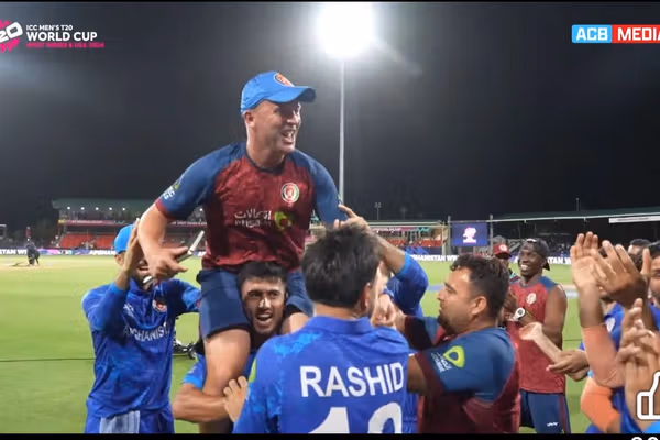 د افغانستان د کرېکټ ملي لوبډلې مشر روزونکي جانټن ټراټ له افغان لوبډلې سره مخه ښه وکړه