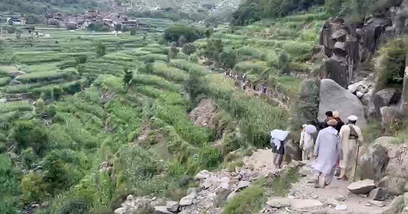 امدادگران، مسیرهای پر پیچ و خم را پیاده تا رسیدن به مناطق نیازمند طی می‌کنند