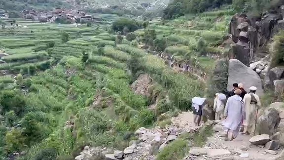 امدادگران، مسیرهای پر پیچ و خم را پیاده تا رسیدن به مناطق نیازمند طی میکنند