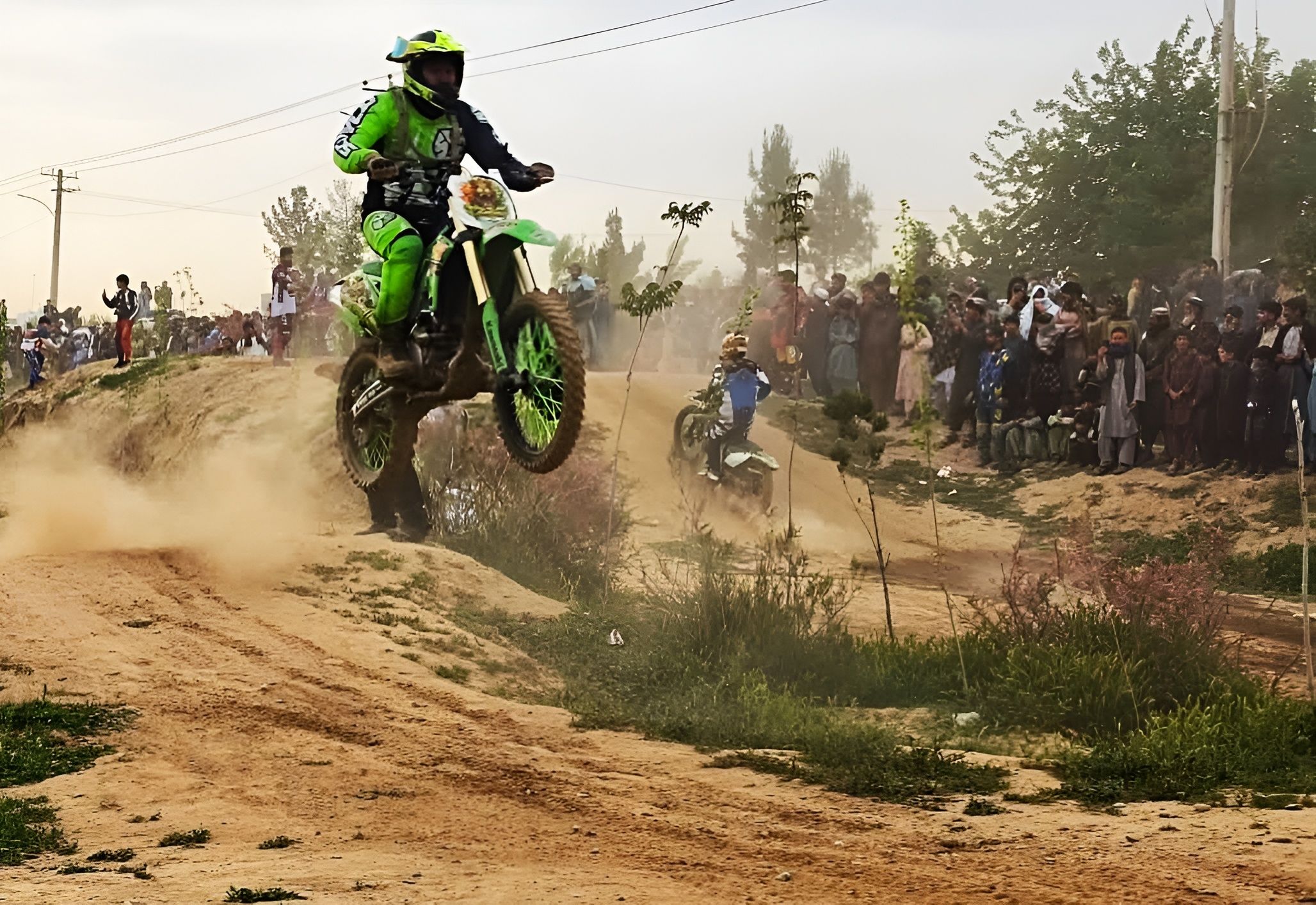 هیجان در ولایت هرات؛ بیش از صد موتورسوار در برنامه نمایشی جذاب شرکت کردند