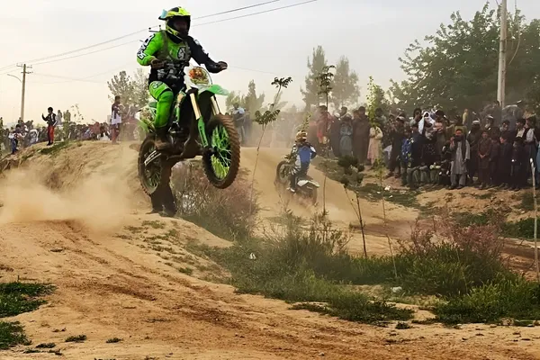 هیجان در ولایت هرات؛ بیش از صد موتورسوار در برنامه نمایشی جذاب شرکت کردند
