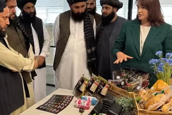 التفاف مسؤولي طالبان حول نساء بيلاروسيات يثير ردود فعل