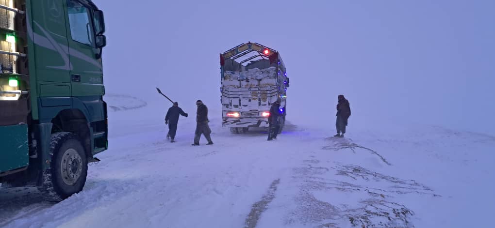 شماری از شاهراه‌های افغانستان به‌دلیل‌ برف‌باری شدید بسته شدند
