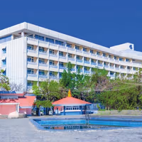 دنیای تاریک و متروک اینتر کانتیننتال؛ هوتل باشکوهی که مدیر آن در ساخت بمب بیشتر مهارت دارد