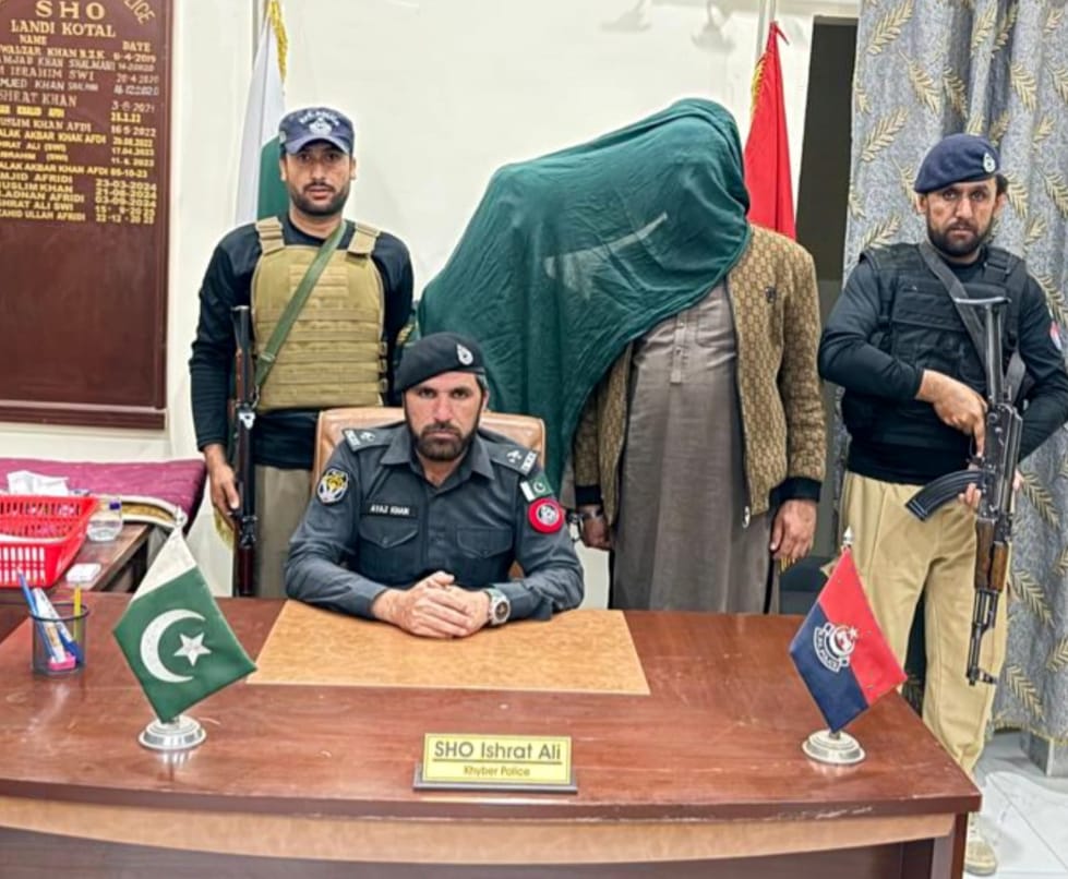 پاکستاني پولیسو په لنډي کوتل پنډغالي کې ۳ کسان له افغان کډوالو د بډې اخیستنې په تور نیولي