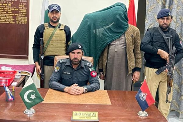 پاکستاني پولیسو په لنډي کوتل پنډغالي کې ۳ کسان له افغان کډوالو د بډې اخیستنې په تور نیولي