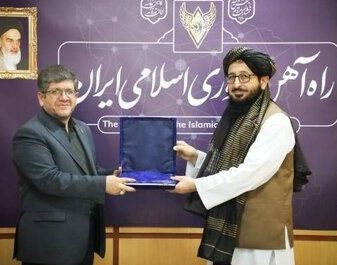 د طالبانو سفیر: د افغانستان او ایران تر منځ باید د بار وړونکو رېل‌ګاډو تګ راتګ اسانه شي