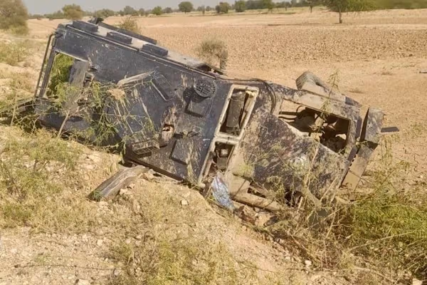 دستکم دو پولیس پاکستان در انفجار بمب کنار جادهای در خیبر پختونخوا کشته شدند