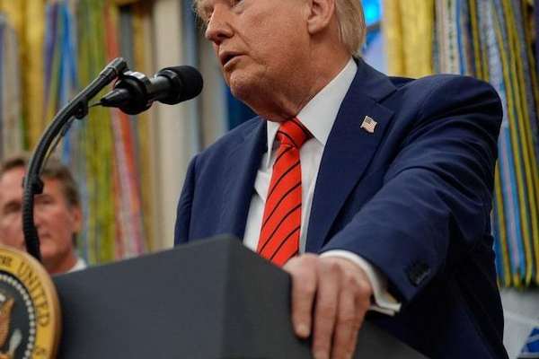ټرمپ د حکومت بندېدو له امله د زرګونو مامورینو د ګوښه کېدو پړه پر ډيموکراټانو اچولې