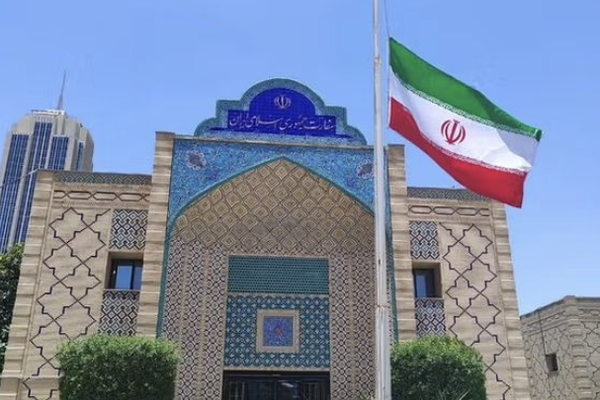 إيران إنترناشيونال: قطر تطلب من موظفي سفارة إيران مغادرة الدوحة خلال أسبوع