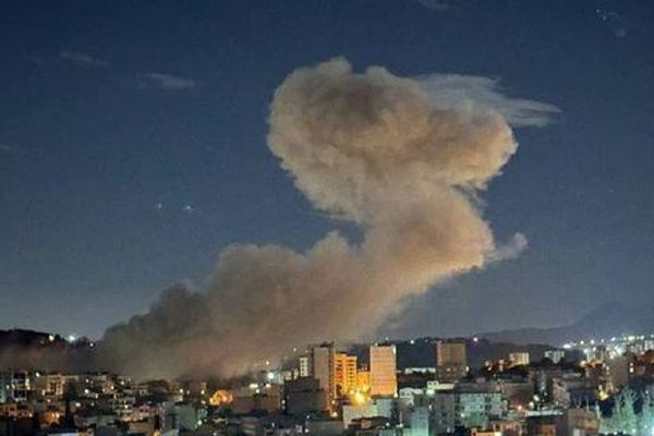 د ایران په بېلابېلو سیمو کې د تازه چاودنو او هوايي بریدونو راپورونه خپاره شوي