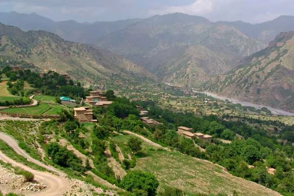 په خېبر پښتونخوا کې په یوې ټرافيکي پېښه کې ۱۳ کسانو ته مرګ ژوبله اوښتې