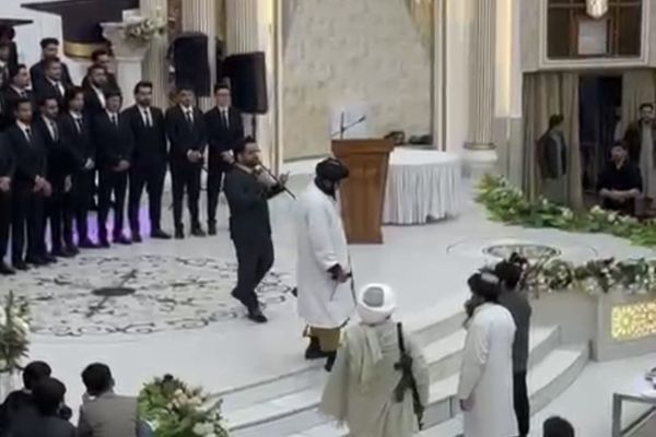 طالبان دانشجویان رشته پزشکی هرات را مجبور کرد نکتاییهای خود را باز کنند