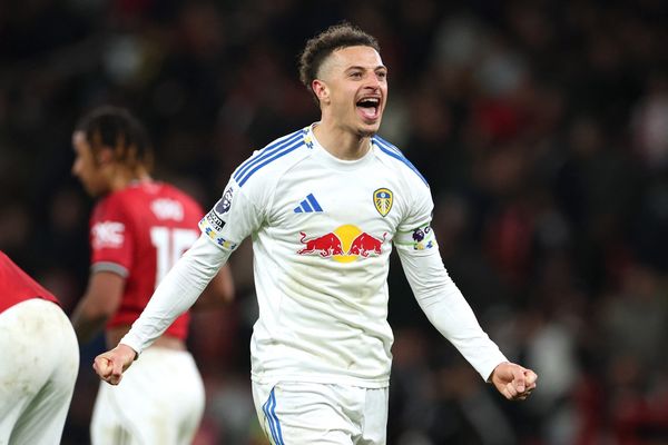 لیدز در اولدترافورد شگفتی آفرید؛ شکست منچستر یونایتد با دبل اوکافور و اخراج مارتینز