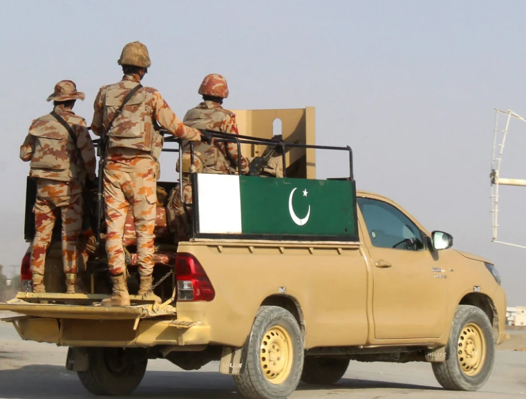 پاکستان د ایران په کړکېچ کې د خبرو کوربه‌توب غواړي خو له افغانستان سره په جګړه کې ښکېل دی 