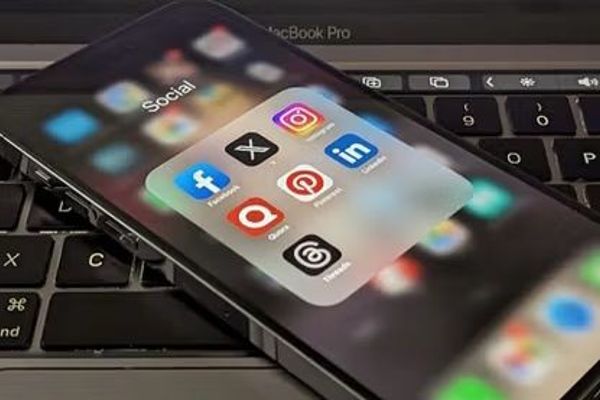 طالبانو په پوهنتونونو کې د ځیرک ټلیفون د کارولو لپاره نوي محدودیتونه وضع کړل