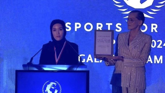 گالا چمپیونز به معصومه علیزاده ورزشکار زن افغان، مایکل فلپس و کارل لوئیس جایزه داد