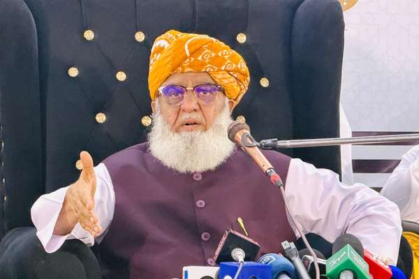 مولانا فضل الرحمن: پاکستان په افغانستان کې د امریکا پخوانۍ تګلاره پرمخ وړي
