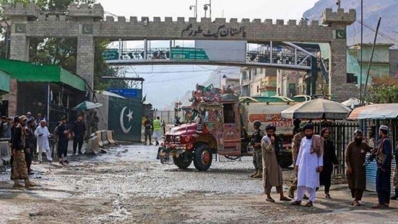 سرچینې: تورخم دروازه د جمعې په ورځ هم د عامو خلکو پر مخ بنده ده